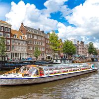 Amsterdam's main canals form a series of rings around the inner city, and smaller canals crisscross them. Using this network, a boat can move easily between parts of the city.