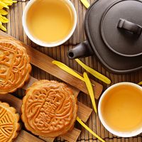 mooncake; tea