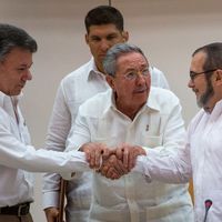 Juan Manuel Santos, Rodrigo Londoño, and Raúl Castro
